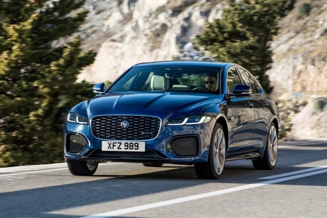 5系E級(jí)剛改款,就迎來(lái)了這么大的一個(gè)勁敵 5系E級(jí)剛改款,就迎來(lái)了這么大的一個(gè)勁敵