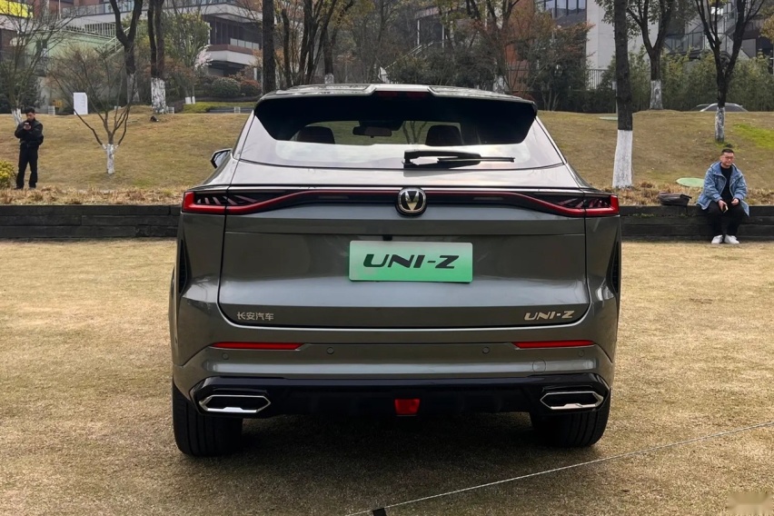 实拍长安UNI-Z：除了颜值在线，科技配置+混合动力更是同级领先！