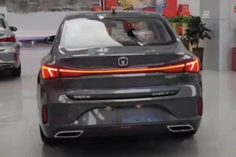 全新宝马i3下线、赛博摩卡专利图曝光…
