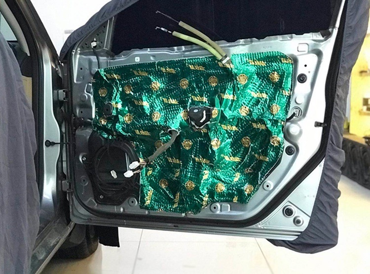 马自达3汽车音响改装隔音升级，哈尔滨小蒋汽车音响改装作业