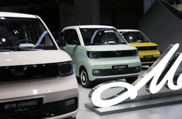五菱宏光Mini EV降价是因销量下降还是长安糯玉米们降价逼的？