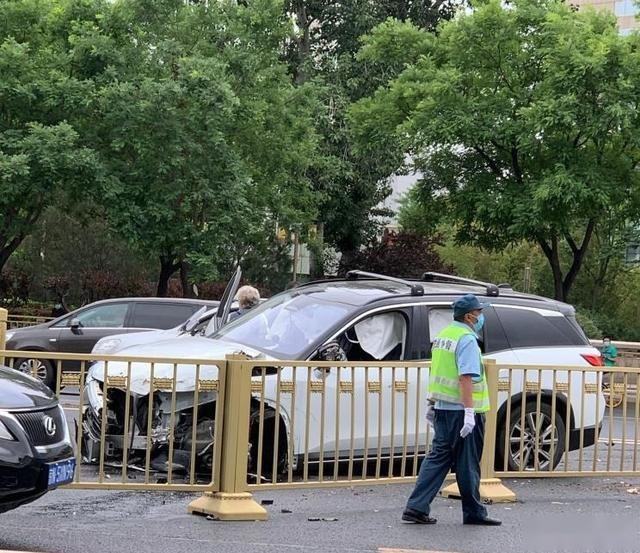 北京一蔚来ES8发生车祸撞上护栏 车辆受损严重