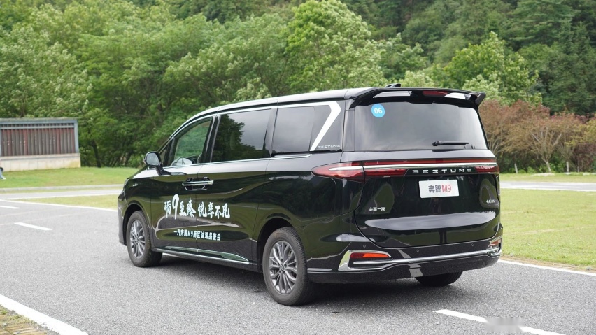 不用抢座位的7座车？这奔腾空间过分 二排让人直犯困！
