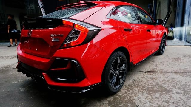思域两厢首批提车，落地直逼18万，为何车主说它超值？