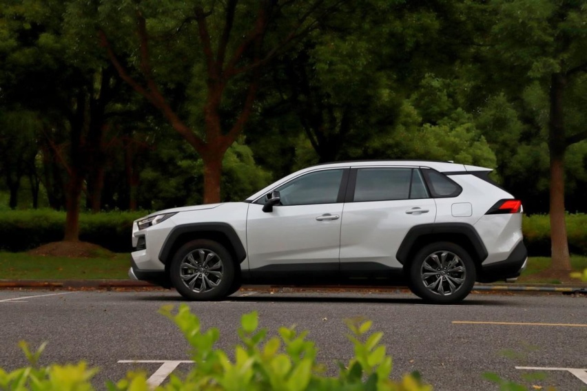可城可野,合资家用SUV首选,丰田新RAV4荣放可闭眼入