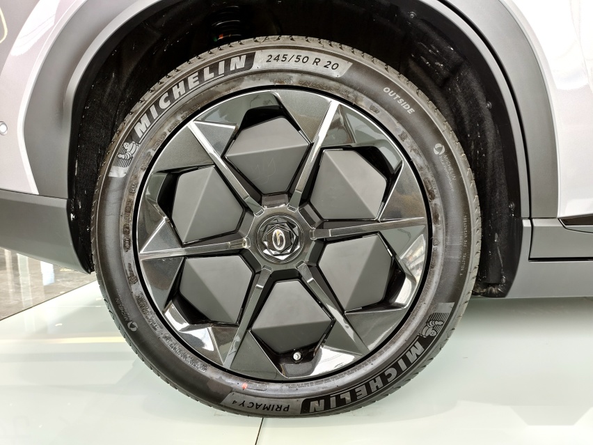 3.9秒破百 实拍广汽埃安LX PLUS 配置是亮点