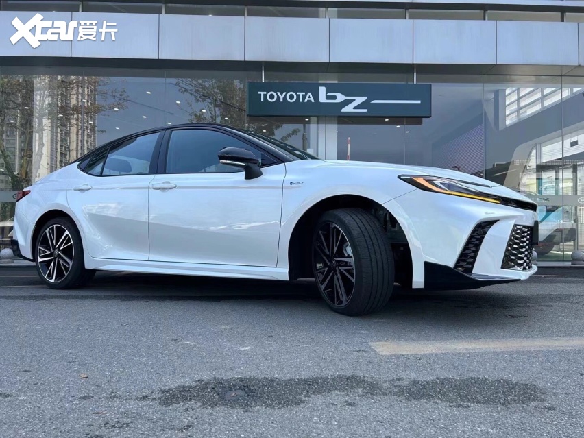 全新凯美瑞到店，长近5米配8155芯片，增2.0L混动+油耗4.2L