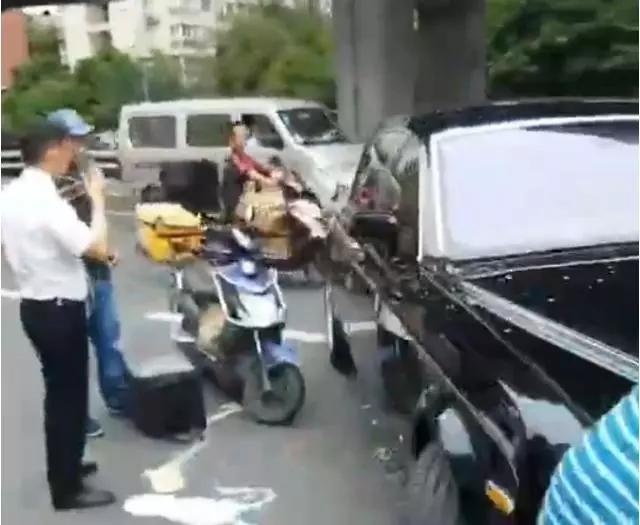 外卖哥撞劳斯莱斯都能私了解决！什么情况下可以私了