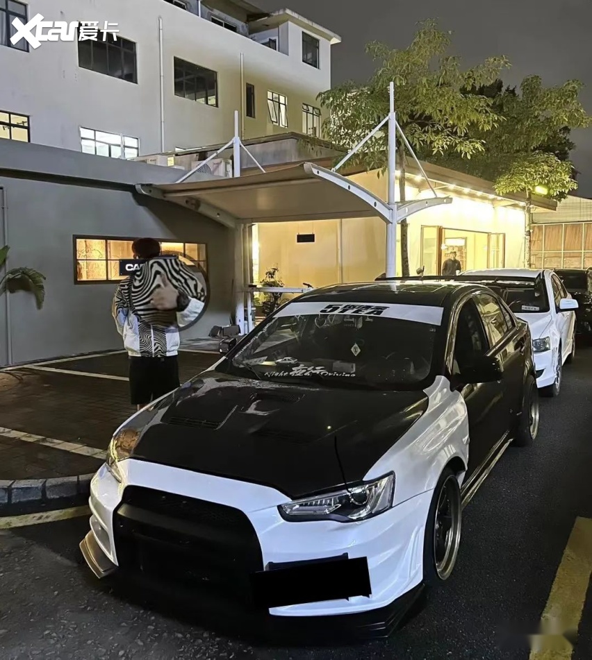 战斗感十足的姿态风三菱翼神,看上去比真正的evo还要凶