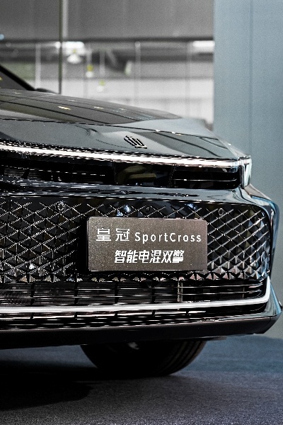 时尚驾驭风尚，皇冠 SportCross2.4T混动版