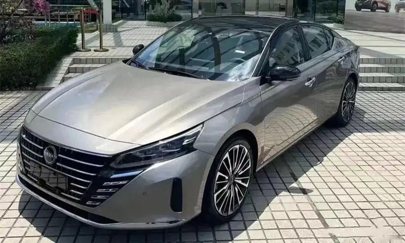 奇瑞新款瑞虎7 PLUS内饰官图曝光，日产新款天籁月底上市…丨今日车闻
