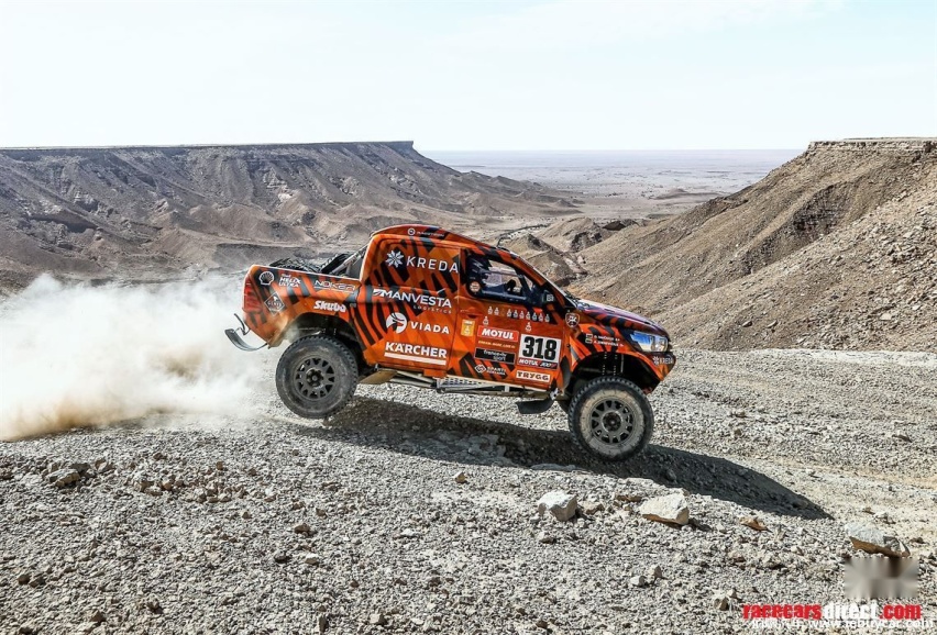 toyota-hilux-with-lexus-v8-engine-looks-dakar-ready-costs-a-small-fortune_3.jpg