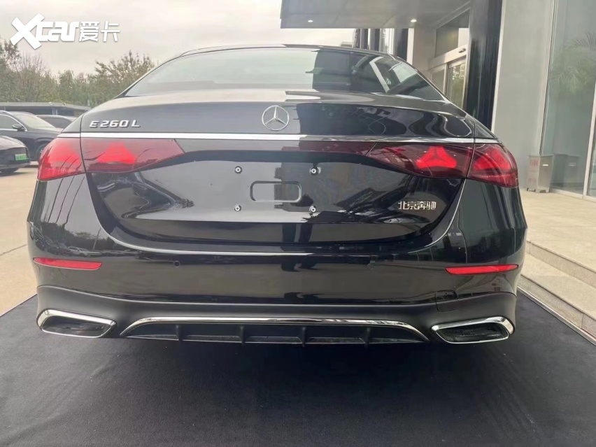 国产全新奔驰e级到店,尺寸加长更有气场,低配内饰依旧豪华-爱卡汽车爱