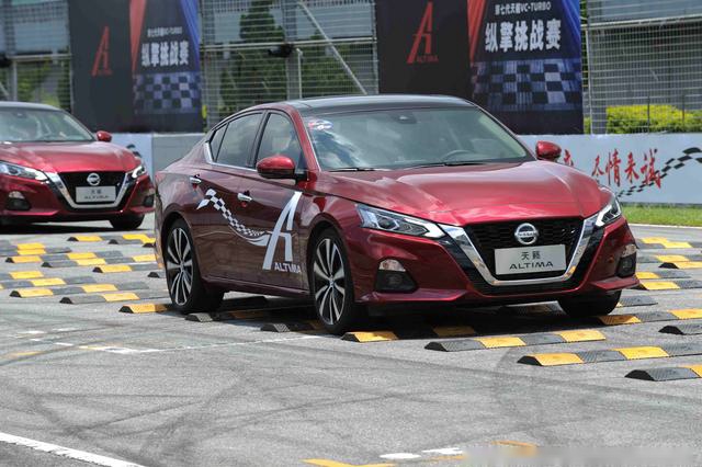 飞奔的大沙发——赛道激试全新日产天籁Altima