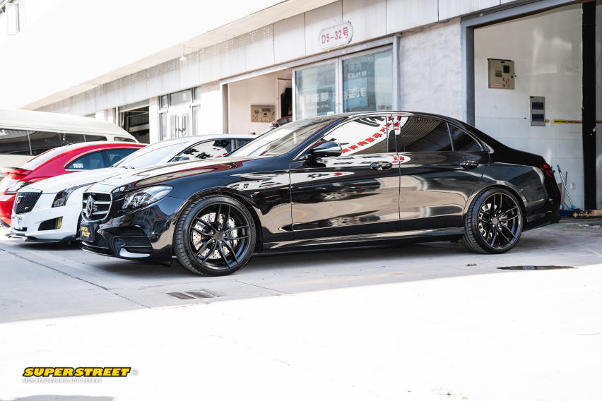 奔驰E级更换Brembo HP2000刹车片CZV打孔刹车盘