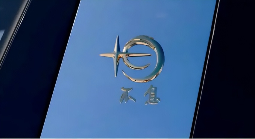 全新红旗H9亮相 5.3米车长还有奢华四座 V6引擎只剩心动