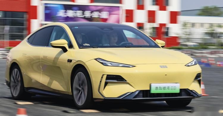 坐进5米长的银河E8，你的头部空间有多少？