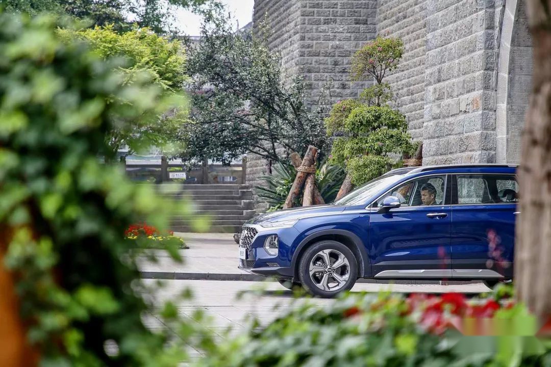 谁是最值得购买的大型智能SUV？第四代胜达第一个举手｜试驾