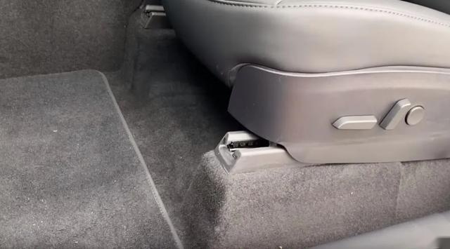 外媒试驾Model Y:做工有提升 但依旧粗糙