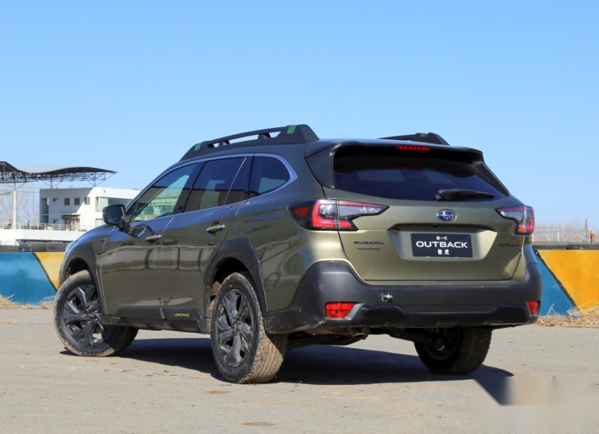 31.28万买进口中型SUV,搭水平对置发动机,标配全时四驱