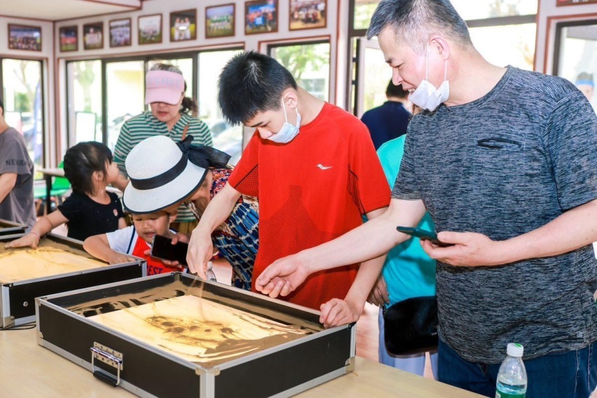 “不再独自闪烁”一汽红旗孤独症康复训练营在海口开营
