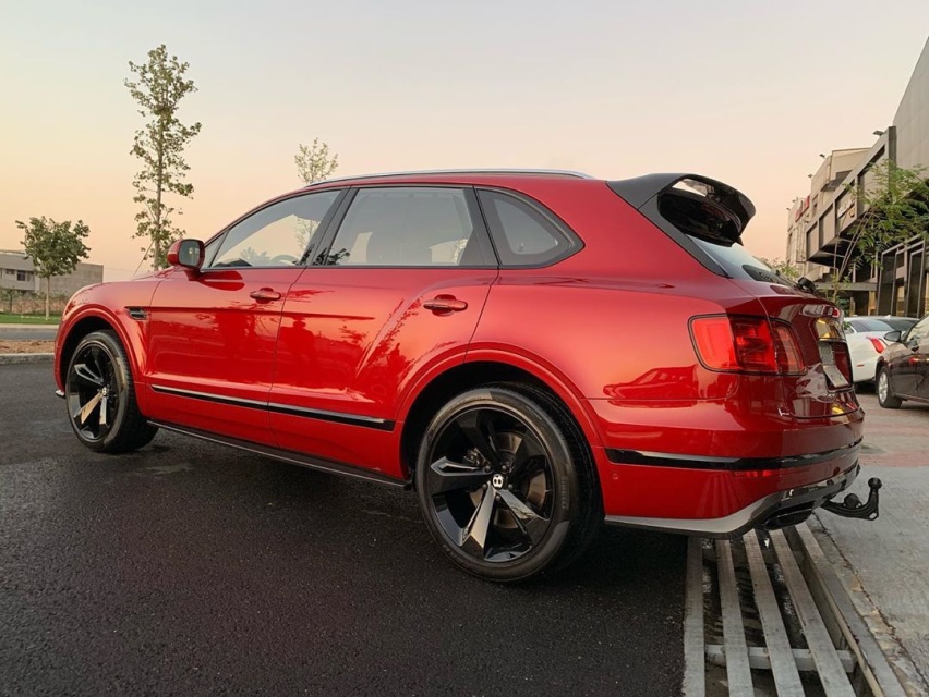 宾利添越海外实车 红色的漂亮