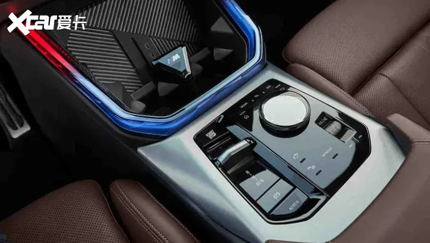 9英寸双联屏设计,内置宝马idrive 9系统并支持手机互联.