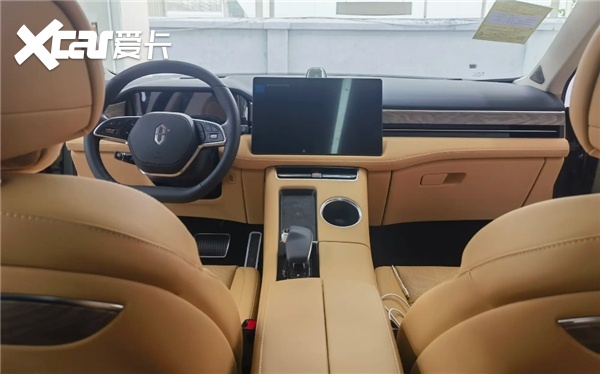 特别是内饰,我选这套棕色内饰就是因为它看起来很沉稳,但又不会太土.