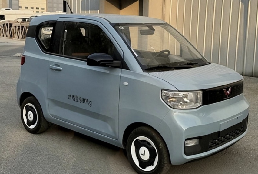 五菱宏光MINIEV四门版实车，感觉很不聪明的样子