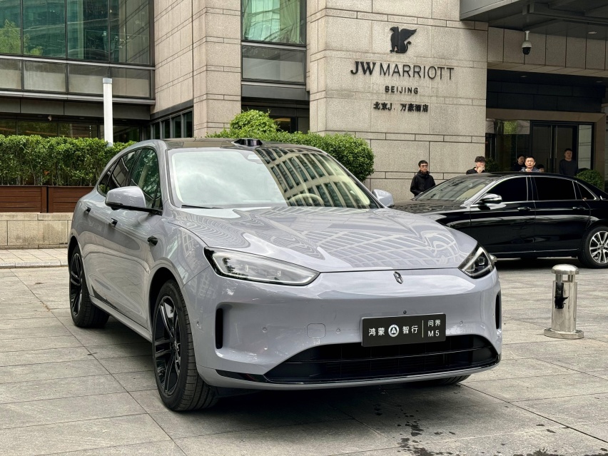 问界新M5月销量过万的猜想：一边斗理想L6、一边战Model Y