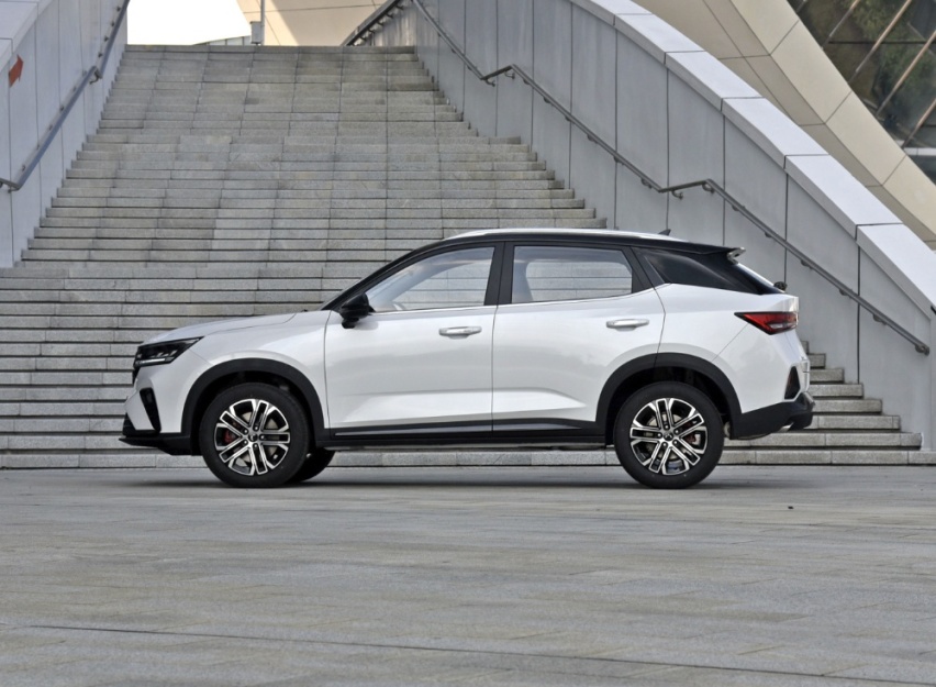 五菱又推出SUV，后排可变“大床房”，搭载1.5T造型霸气，竞争缤越