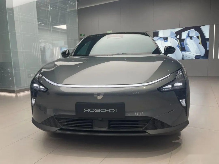 集度汽车机器人ROBO-01探店体验，未来汽车配35.6英寸大屏？