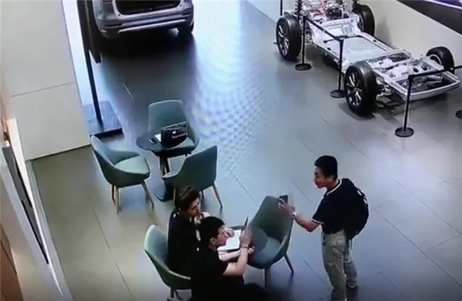 新能源汽车圈有点迷：网曝理想店员打人、特斯拉失控冲入加油站