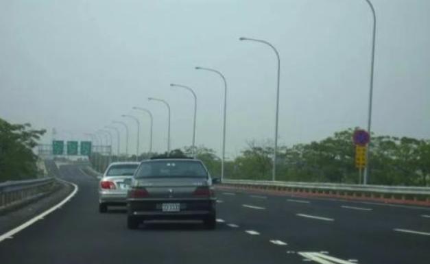 跑高速前车急刹，直接撞上去和紧急变道，哪个生还率高？