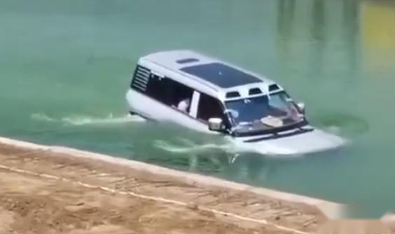 车船税没白交 仰望U8浮水测试曝光 真能水陆两栖？
