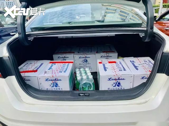 满载四人带货，空调音响全开，最低油耗5.2L！这款B级车了不起