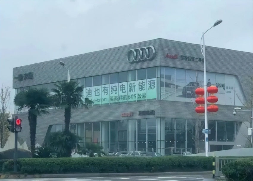 一对卧龙凤雏？丰田、奥迪门店挂出的电动车海报，看起来好心酸