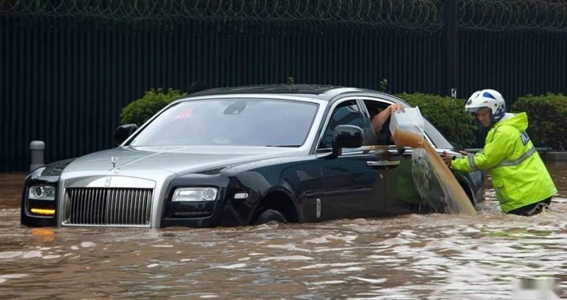 郑州超40万辆汽车受灾，遇上暴雨水浸，你是车主会怎么做？