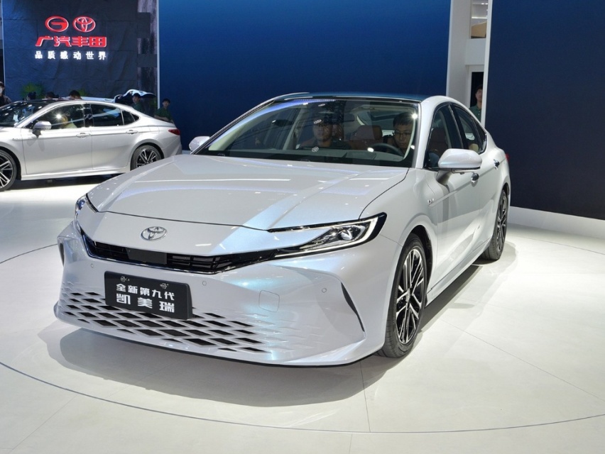 第九代凯美瑞，新车搭载混动，长近5米油耗4.2L，预售仅18.18万起