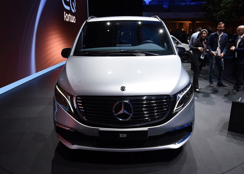 奔驰的纯电动MPV，电池容量90kWh，车重3.5吨，续航4