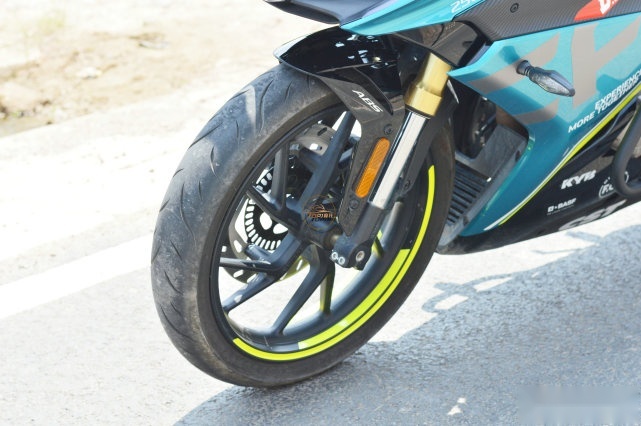 小姐姐聊车：春风250SR为什么能深得女骑士青睐？