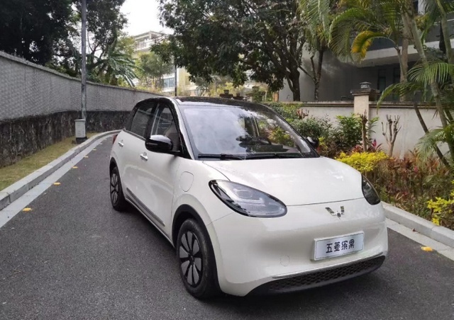 轴距比飞度长30mm，五菱大空间五门纯电车，790L能放7个登机箱