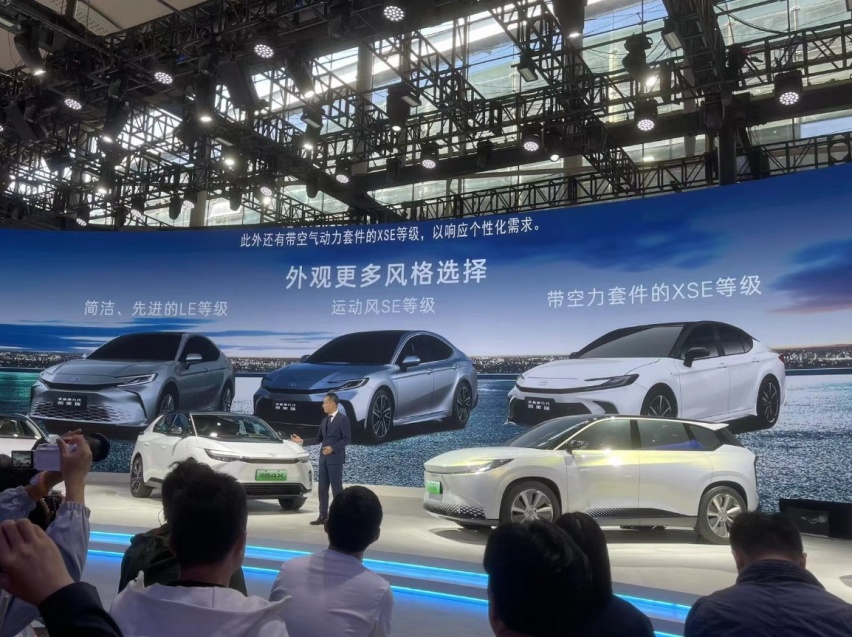 全新丰田凯美瑞来了，提供3种外观，提供3种动力，预计明年3月上市