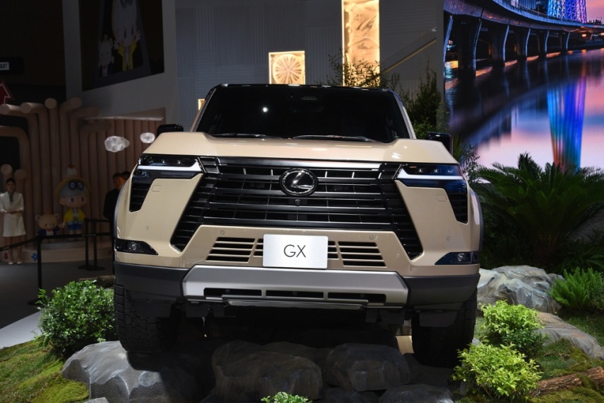 雷克萨斯GX正式上市，售77.8万起，搭2.4T+电机，还带四驱配锁