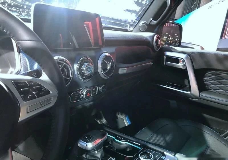 全新一代BJ40环塔冠军版+BJ40刀锋英雄版，这个阵容服不服