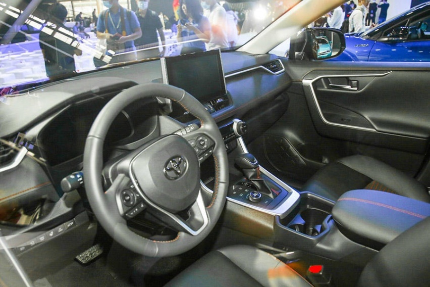 丰田RAV4荣放插电混动售24.88万起，三款车型哪款最值？