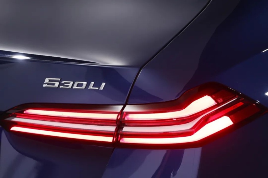 全新BMW 5系长轴版今日在大东工厂下线，月底正式上市！