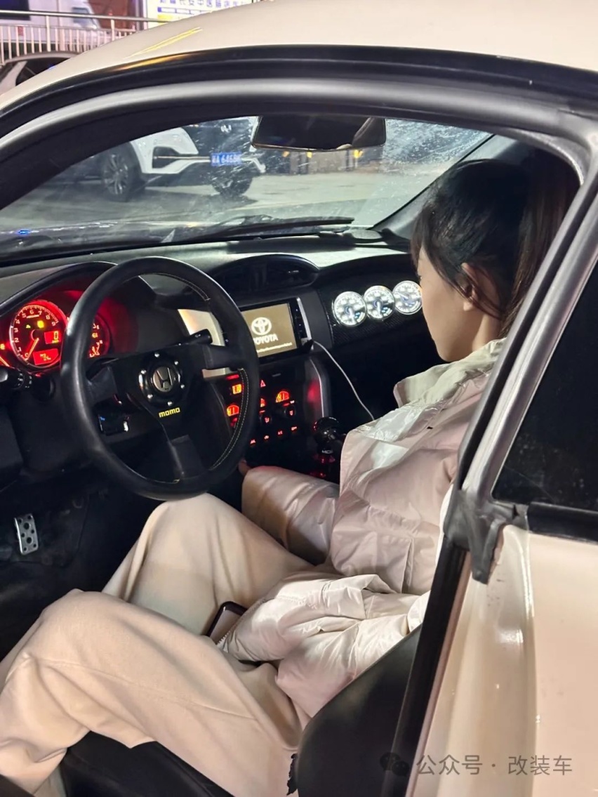 小姐姐打造竞技走街范马自达MX-5，竟是被男友带入的