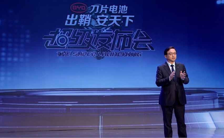 刀片电池不是不起火吗?比亚迪汉EV在深圳街头冒烟后起火