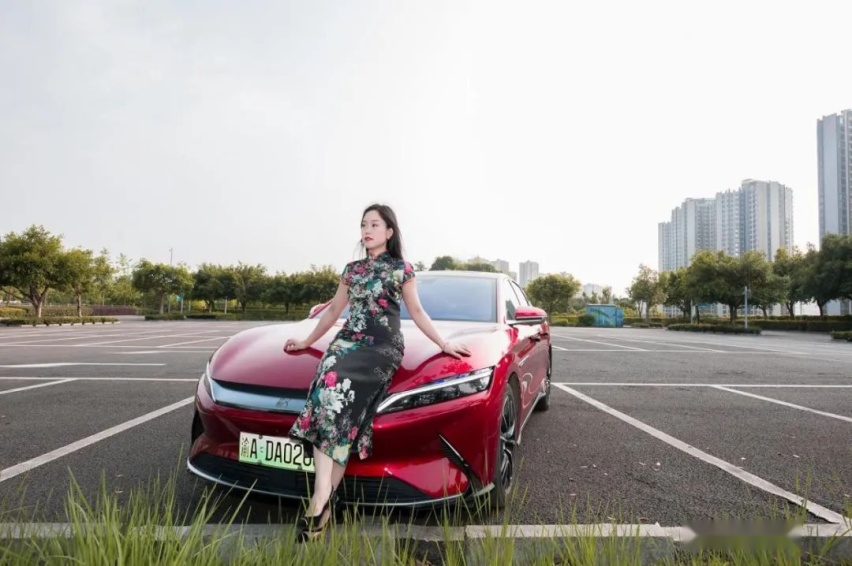 律师的理性与重庆美女的感性，她三次成为比亚迪新能源车主